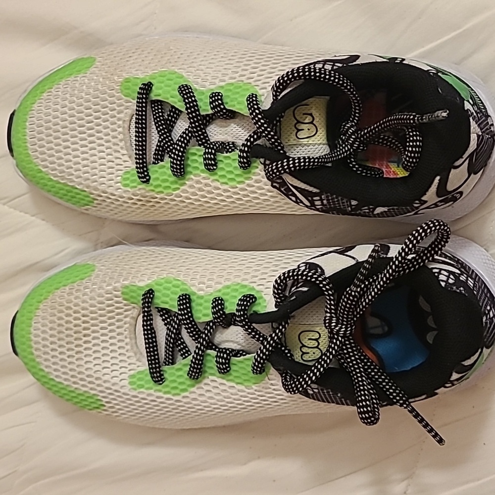 Boys Under Armour shoes size 4Y